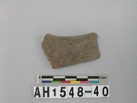 藏品(灰色夾砂陶片)的圖片